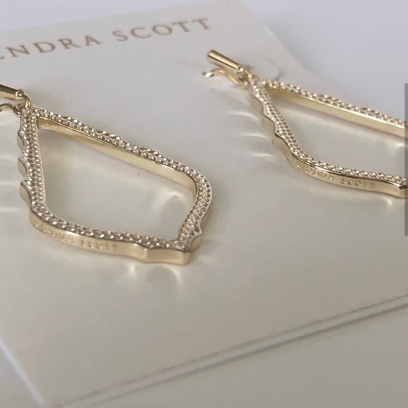 5⭐️KENDRA SCOTT Sophia Gold Drop Earrings - Picture 6 of 11